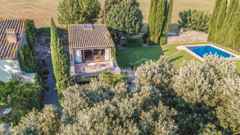 Masía catalana reformada en venta en Cruilles con 12.000 m² de terreno y precioso jardín con piscina