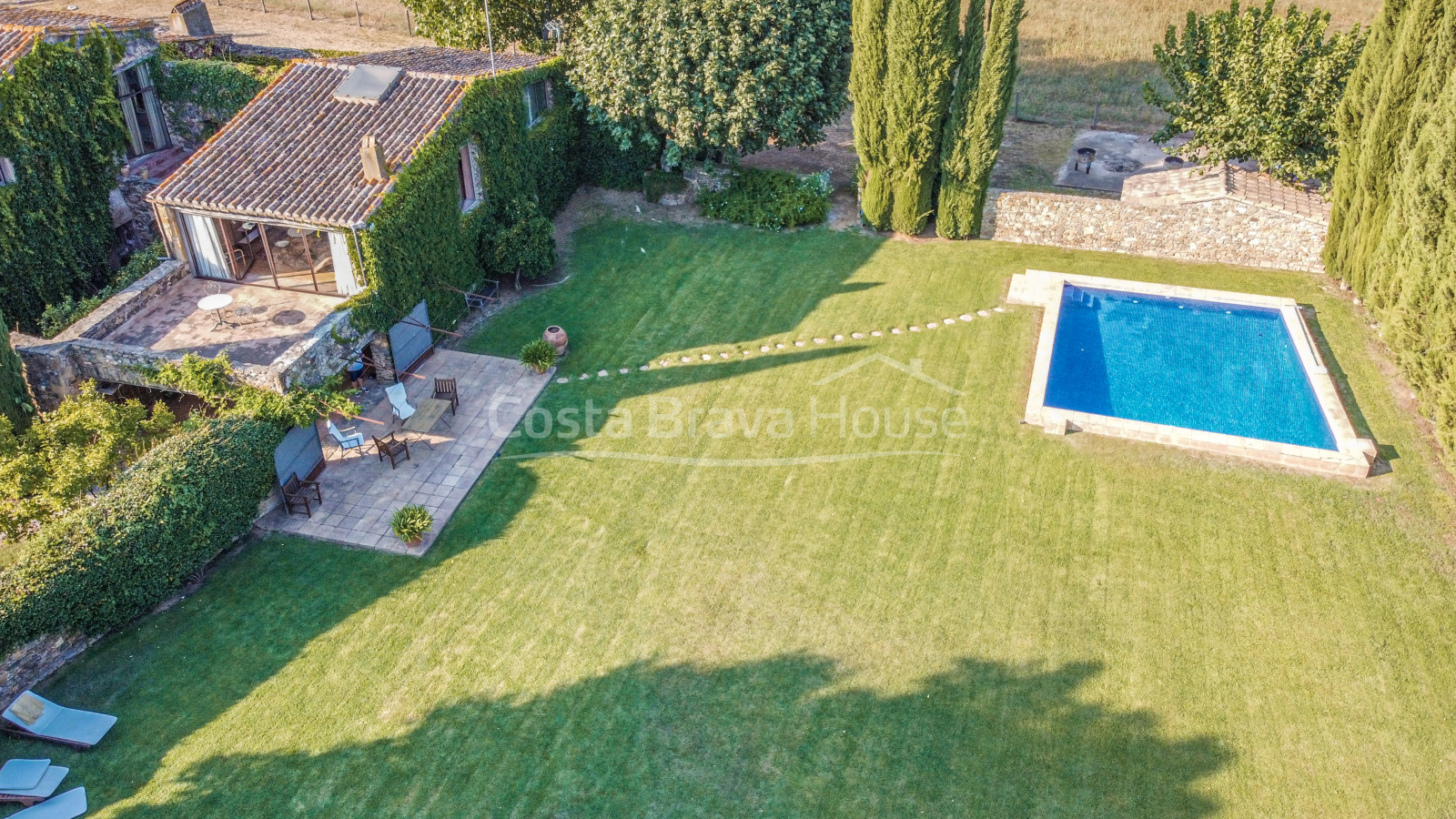 Maison de campagne rénovée à vendre à Cruilles avec 12.000 m² de terrain et joli jardin avec piscine