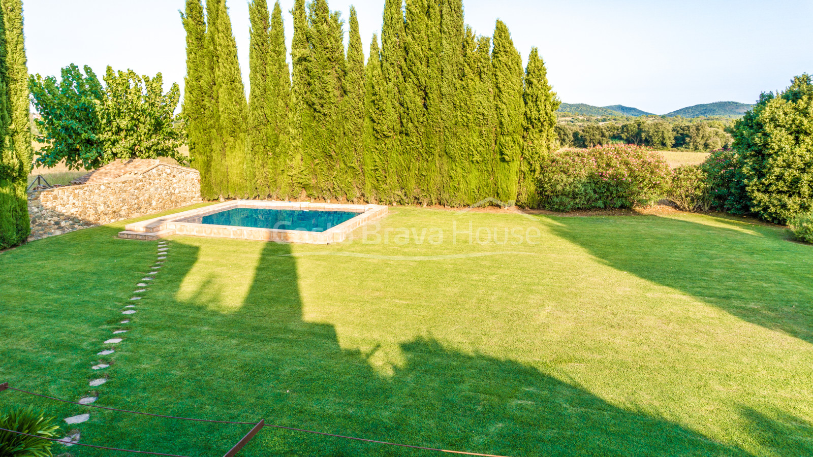 Masia catalana reformada en venda a Cruilles amb 12.000 m² de terreny i preciós jardí amb piscina
