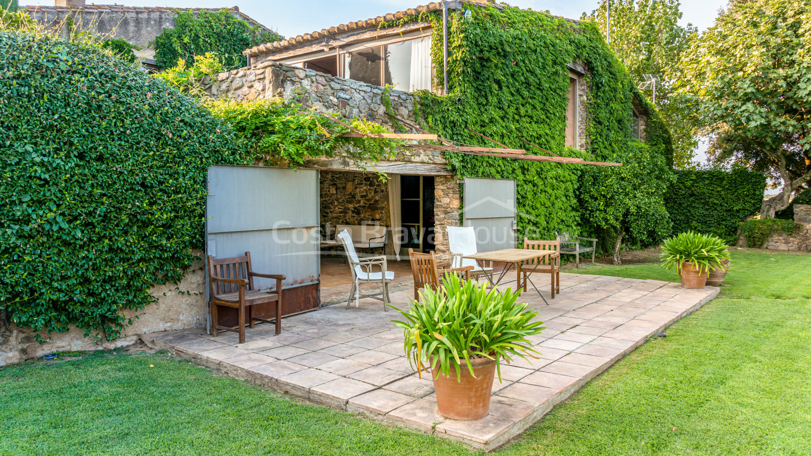 Renovated Catalan masia for sale in Cruilles with 12.000 m² of land and lovely garden with pool
