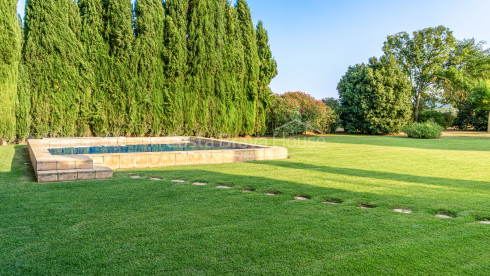 Masia catalana reformada en venda a Cruilles amb 12.000 m² de terreny i preciós jardí amb piscina