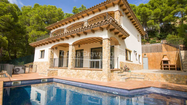 House with pool for sale in Tamariu, only 5 minutes walk from Aigua Xelida cove
