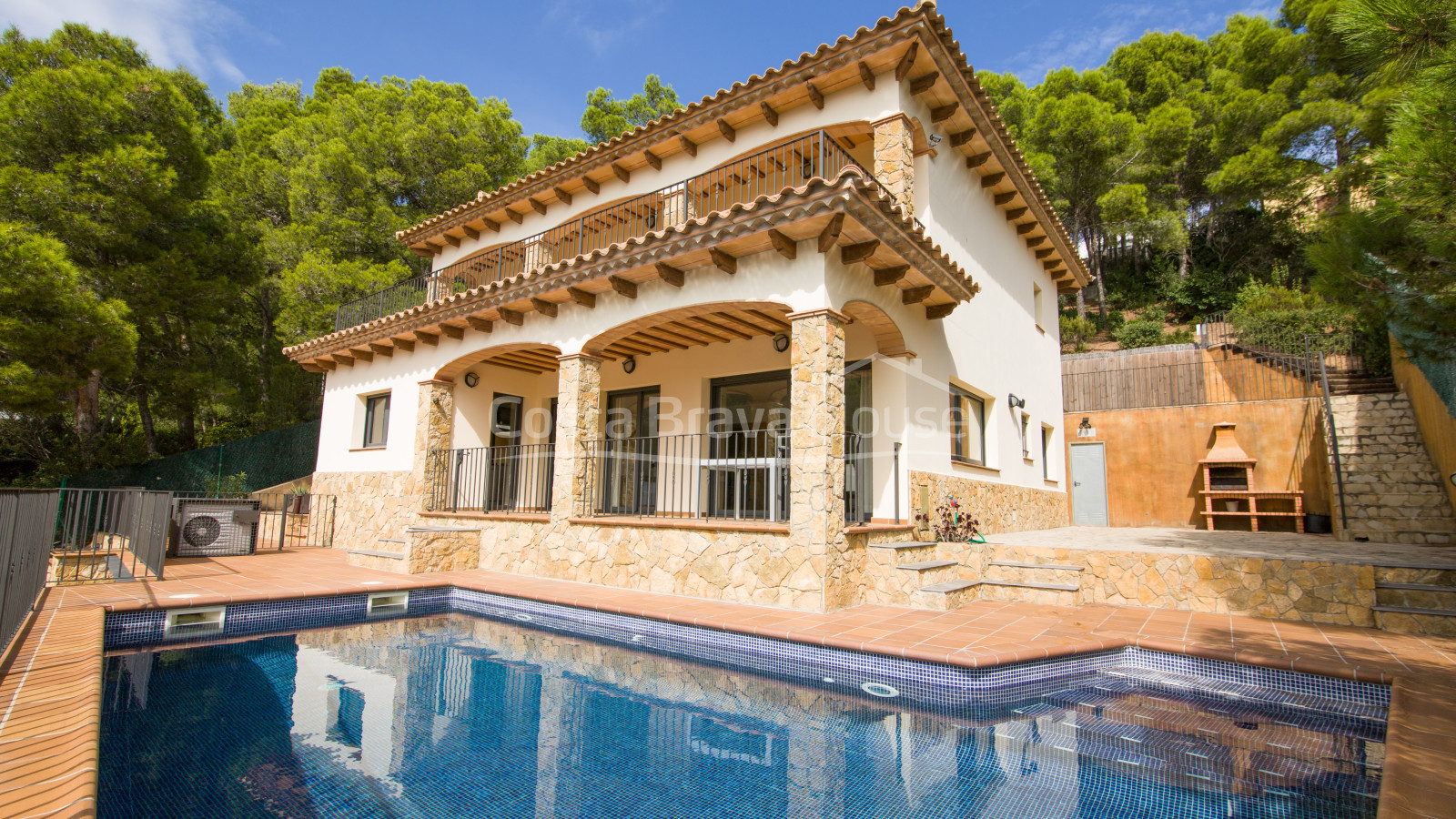 Casa amb piscina en venda a Tamariu, a només 5 minuts a peu de la cala d'Aigua Xelida