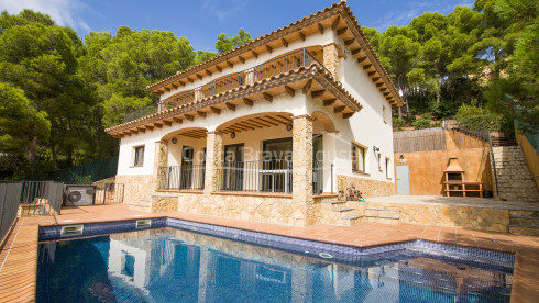 Casa amb piscina en venda a Tamariu, a només 5 minuts a peu de la cala d'Aigua Xelida