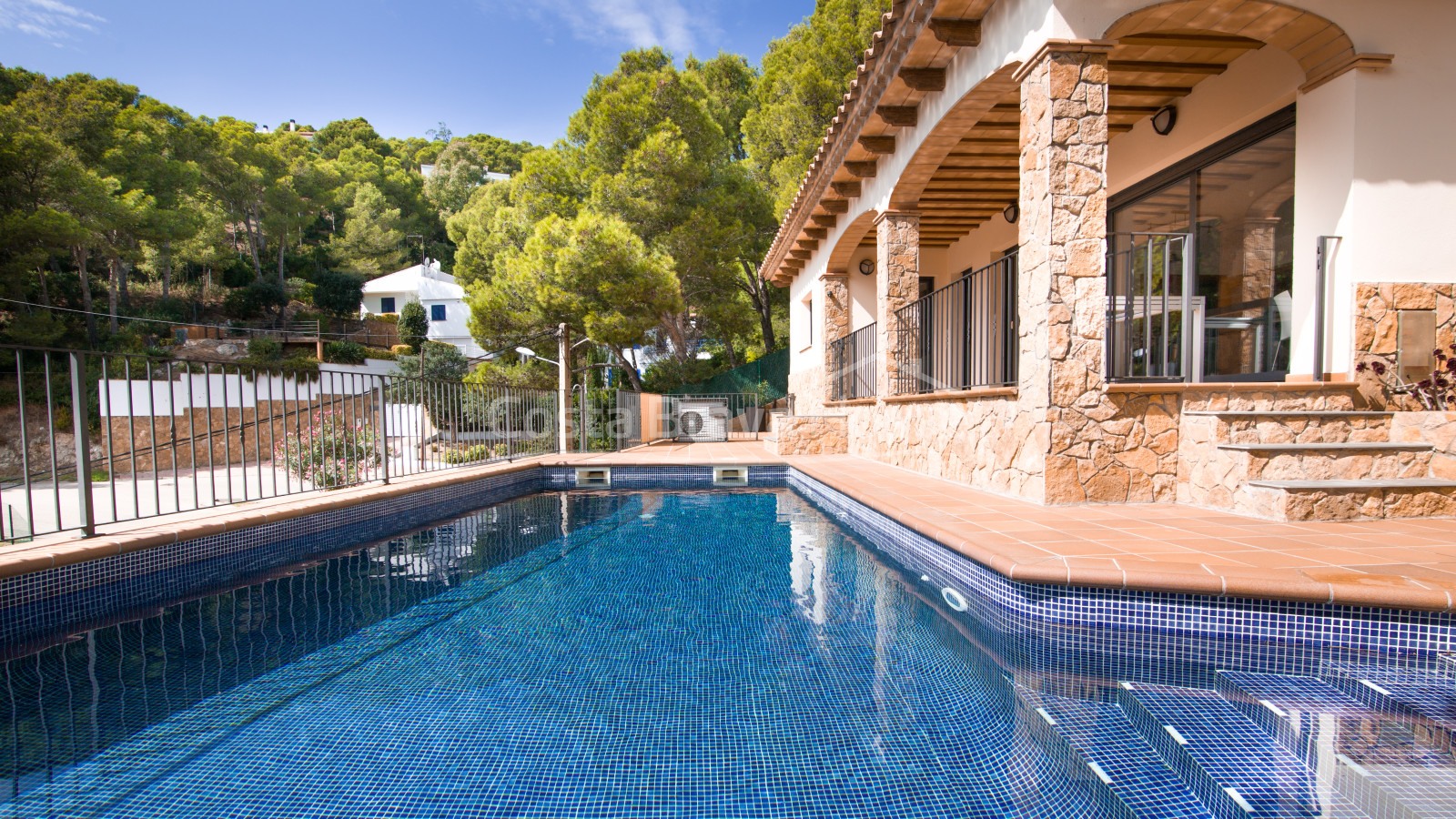 Casa amb piscina en venda a Tamariu, a només 5 minuts a peu de la cala d'Aigua Xelida