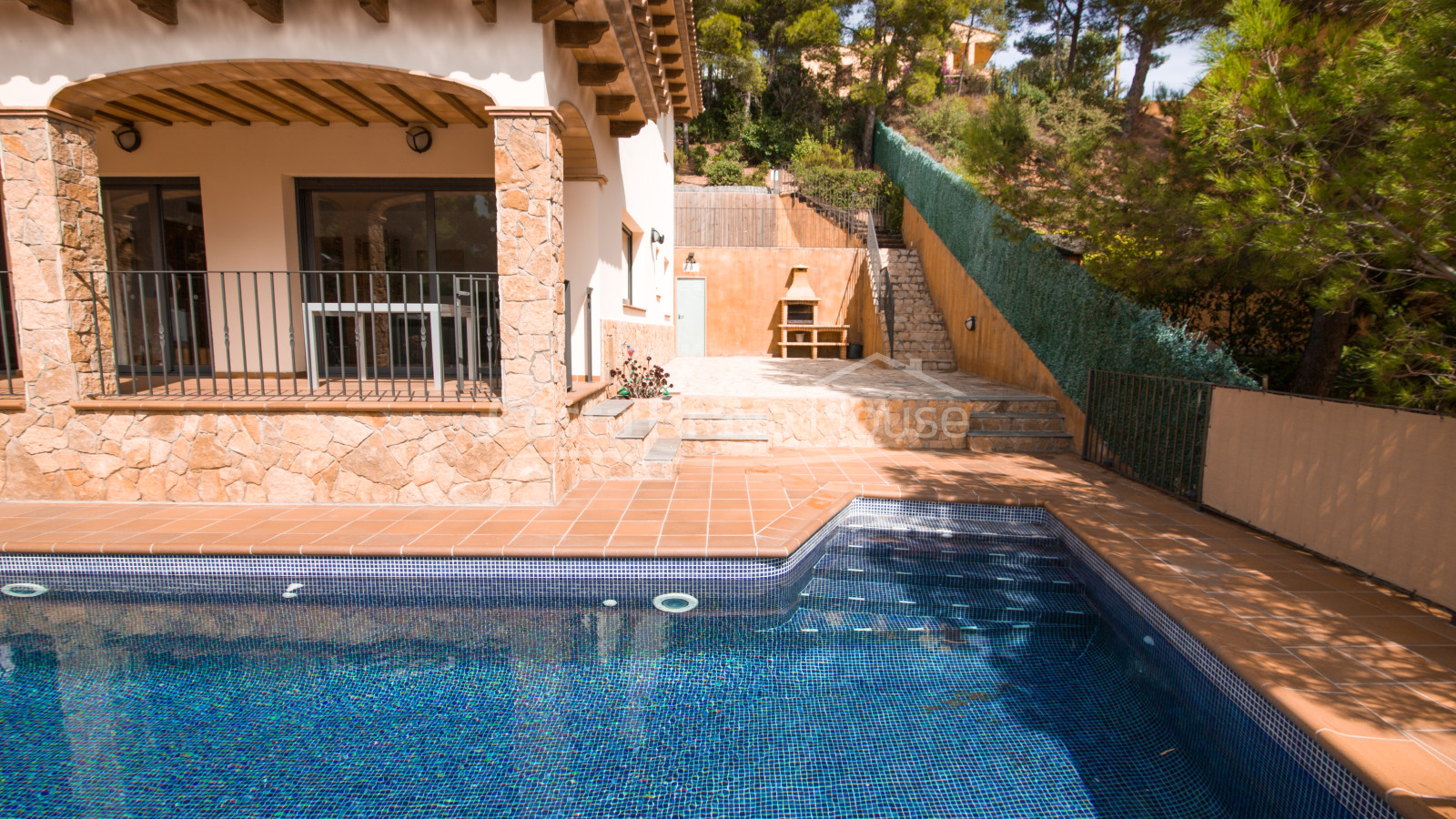 Casa amb piscina en venda a Tamariu, a només 5 minuts a peu de la cala d'Aigua Xelida