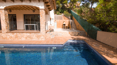 House with pool for sale in Tamariu, only 5 minutes walk from Aigua Xelida cove