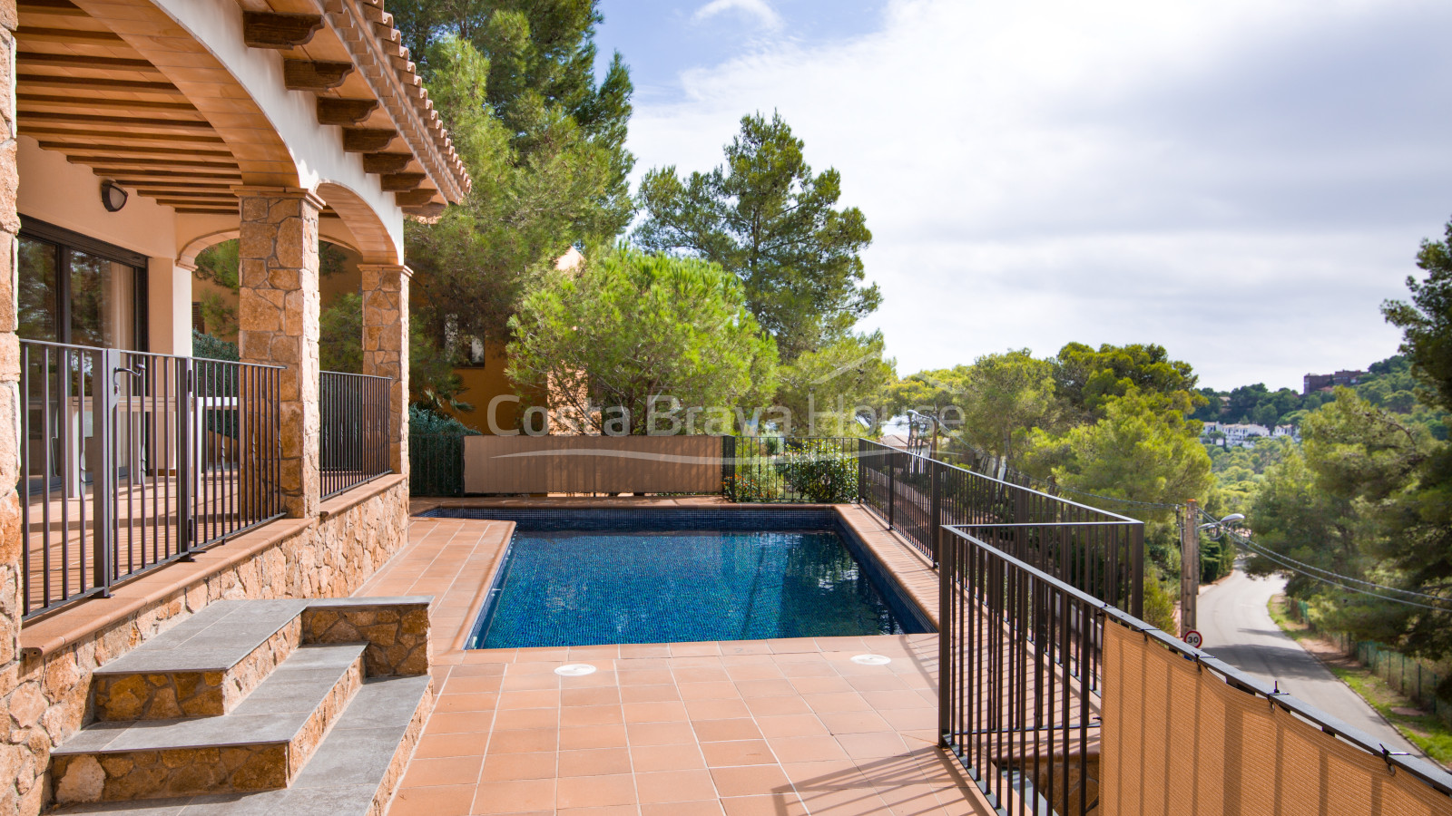 Casa amb piscina en venda a Tamariu, a només 5 minuts a peu de la cala d'Aigua Xelida