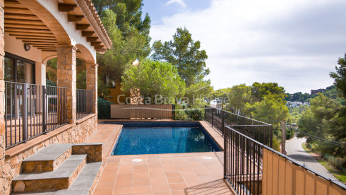 Casa amb piscina en venda a Tamariu, a només 5 minuts a peu de la cala d'Aigua Xelida