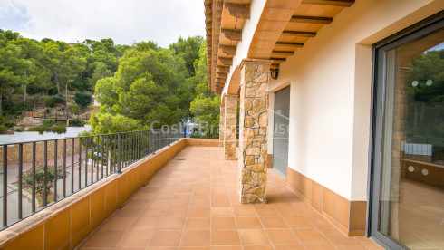 Casa amb piscina en venda a Tamariu, a només 5 minuts a peu de la cala d'Aigua Xelida