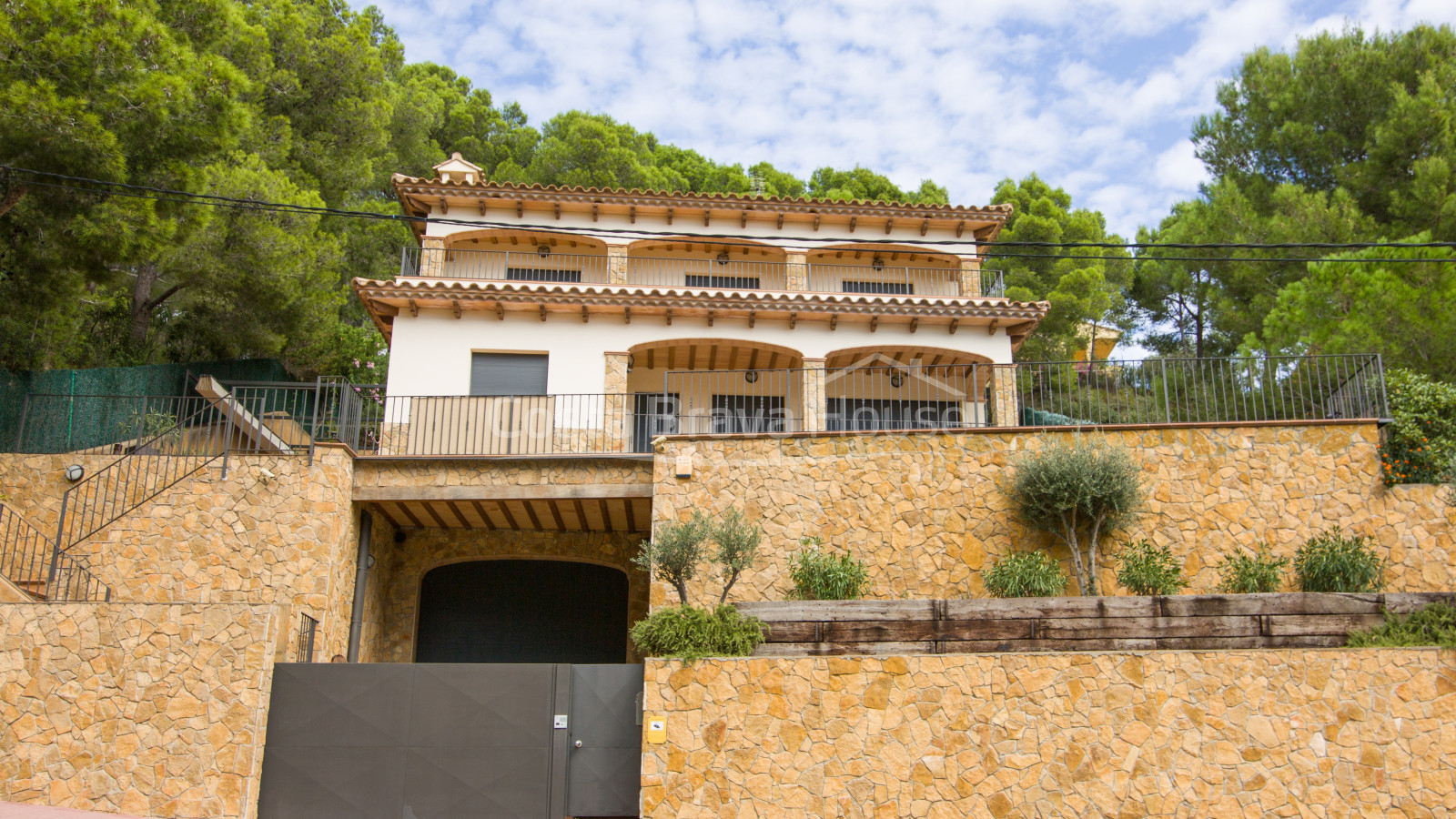 Casa amb piscina en venda a Tamariu, a només 5 minuts a peu de la cala d'Aigua Xelida
