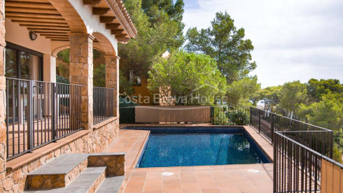 Casa amb piscina en venda a Tamariu, a només 5 minuts a peu de la cala d'Aigua Xelida