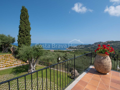 Impresionante villa de lujo con fantásticas vistas al mar en venta en Aiguablava (Begur)