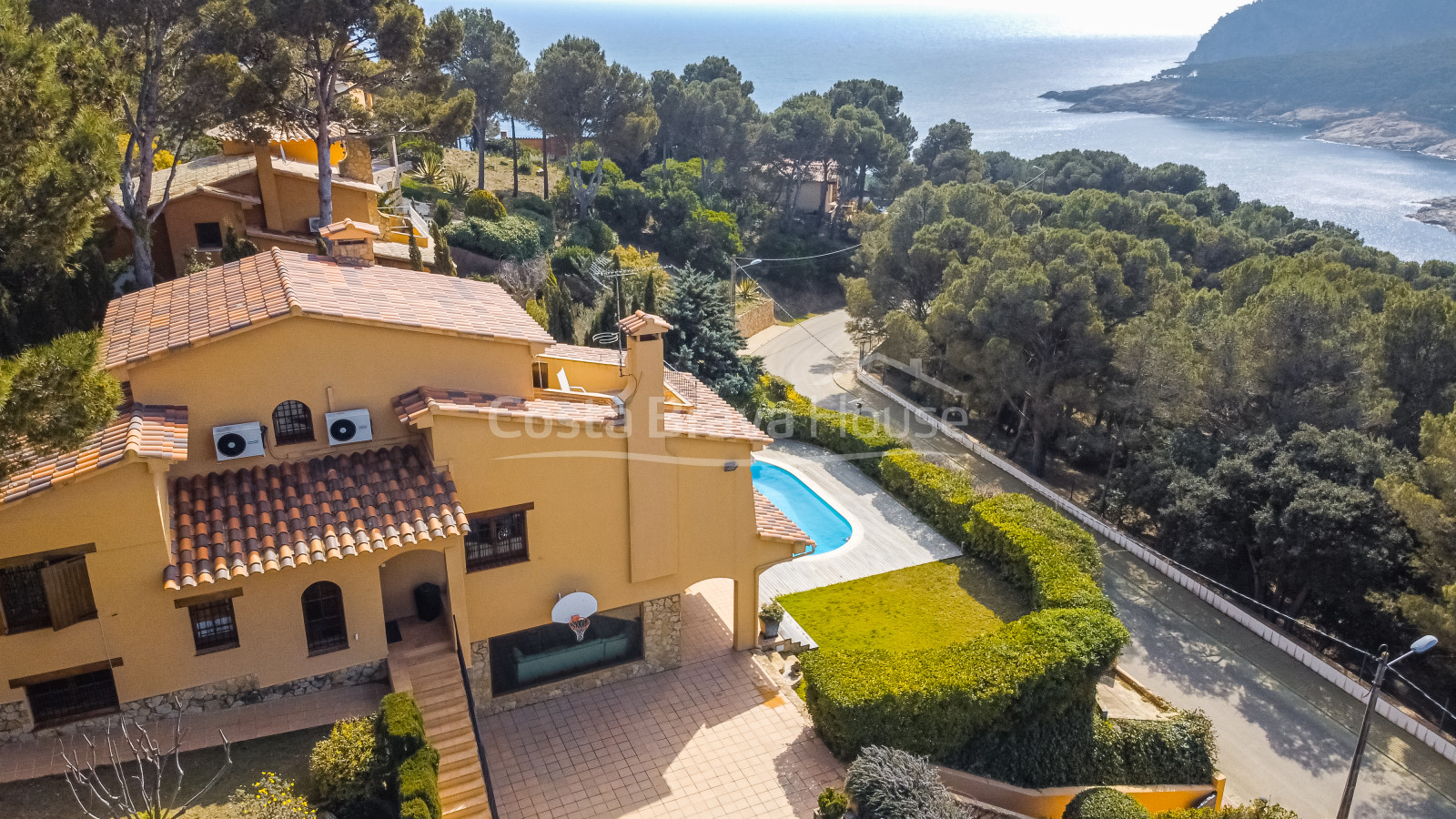 Casa de standing d'estil mediterrani en venda a Tamariu amb molt terreny i jardí amb piscina