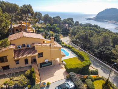 Maison de style méditerranéen à vendre à Tamariu avec beaucoup de terrain et jardin avec piscine