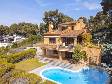 Casa de standing d'estil mediterrani en venda a Tamariu amb molt terreny i jardí amb piscina