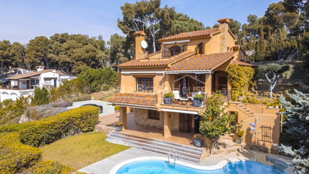 Casa de standing d'estil mediterrani en venda a Tamariu amb molt terreny i jardí amb piscina