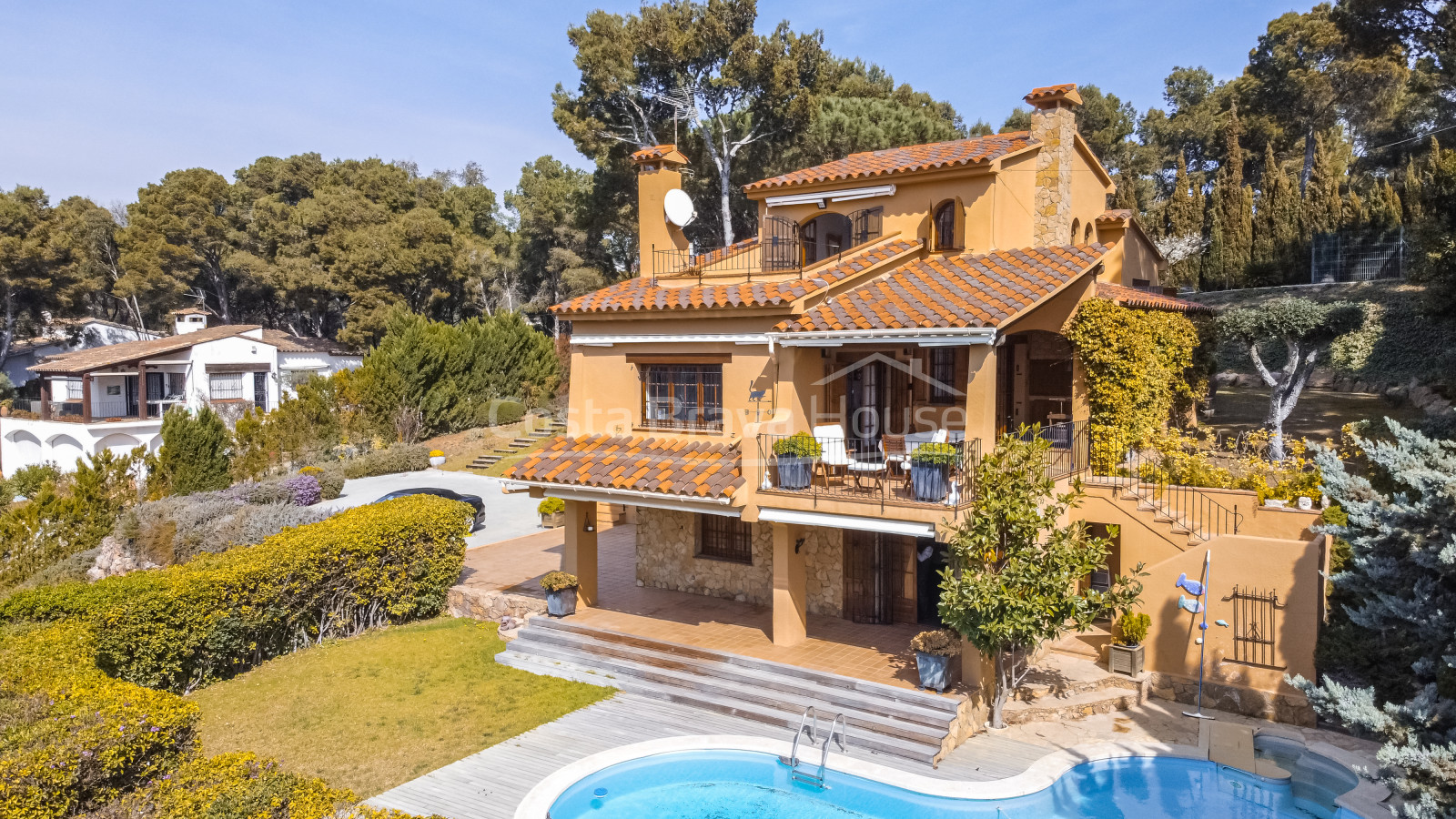 Maison de style méditerranéen à vendre à Tamariu avec beaucoup de terrain et jardin avec piscine