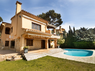 Casa de standing d'estil mediterrani en venda a Tamariu amb molt terreny i jardí amb piscina