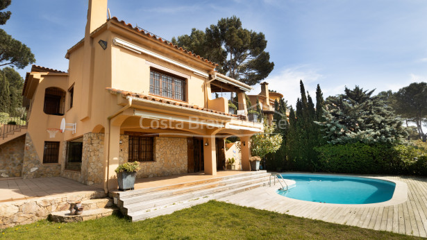 Maison de style méditerranéen à vendre à Tamariu avec beaucoup de terrain et jardin avec piscine