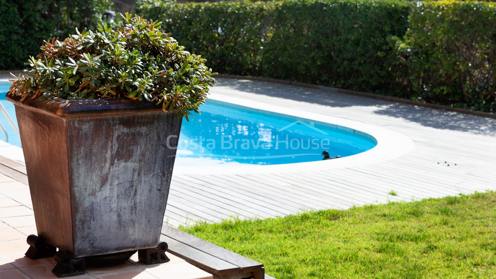 Casa de standing d'estil mediterrani en venda a Tamariu amb molt terreny i jardí amb piscina
