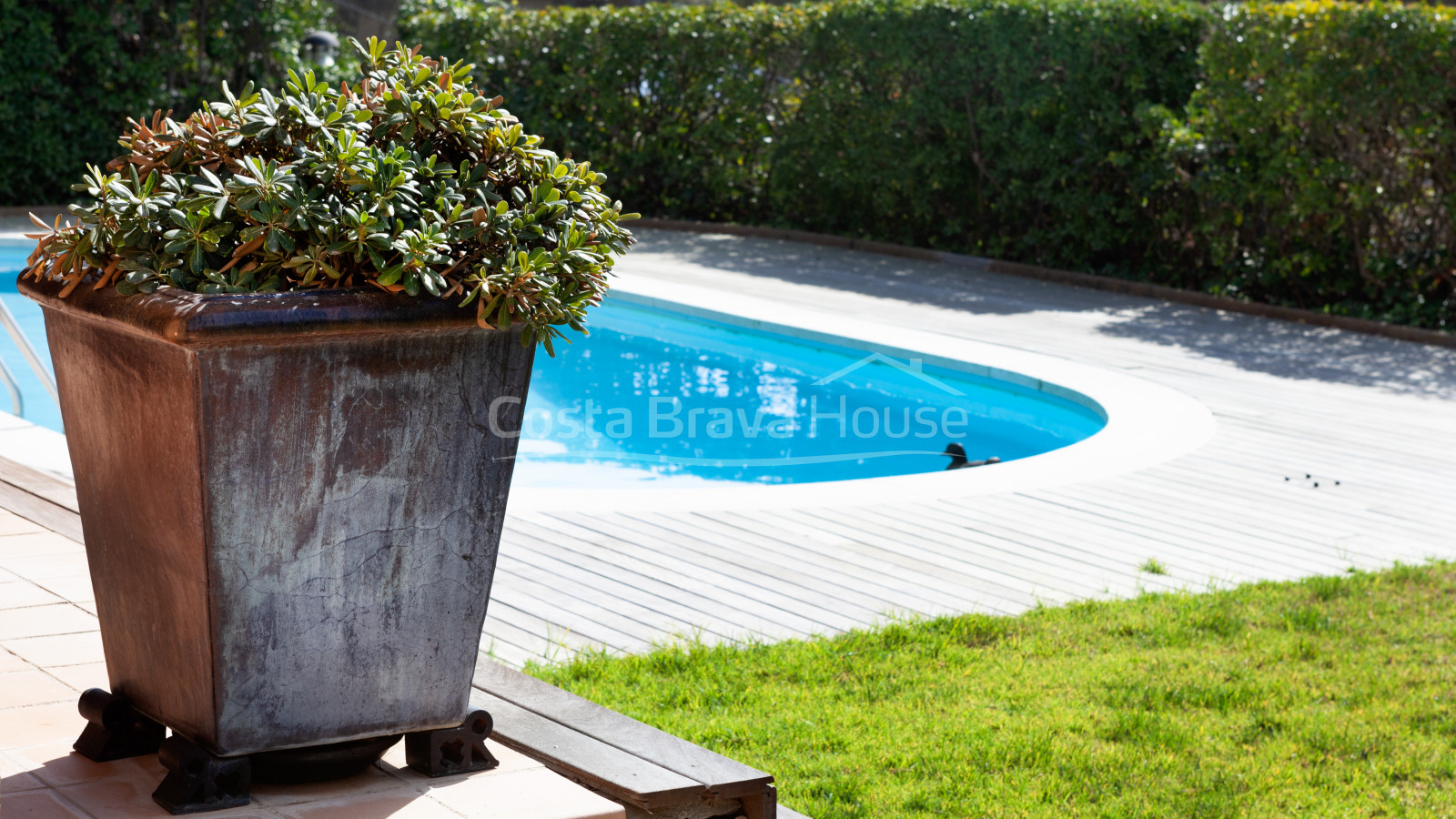 Maison de style méditerranéen à vendre à Tamariu avec beaucoup de terrain et jardin avec piscine