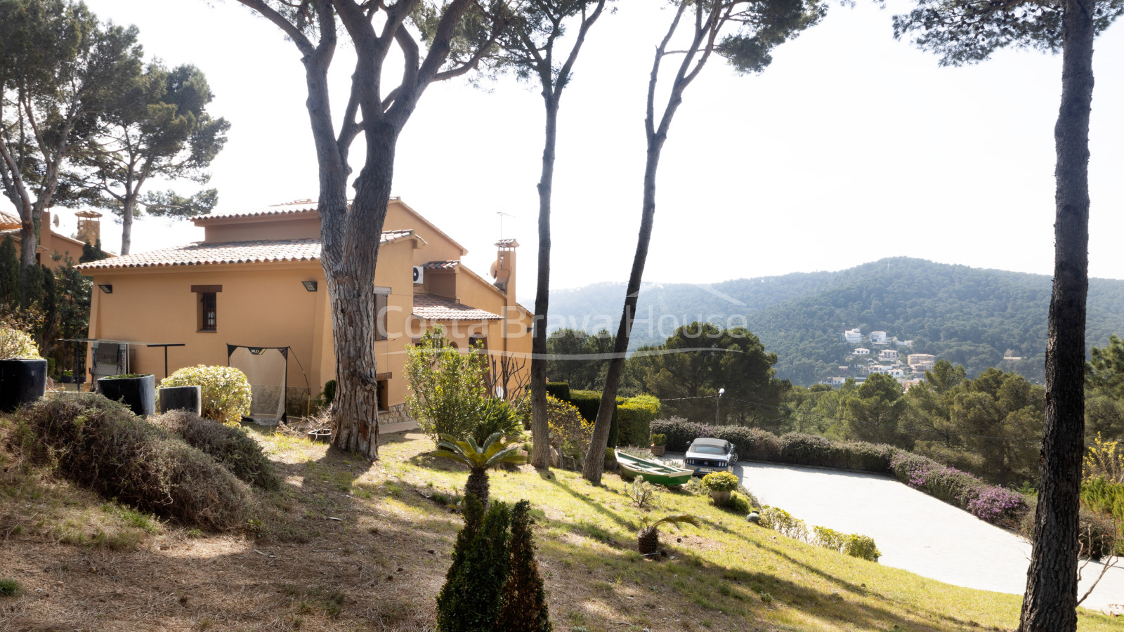 Casa de standing d'estil mediterrani en venda a Tamariu amb molt terreny i jardí amb piscina