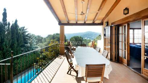 Casa de standing de estilo mediterráneo en venta en Tamariu con mucho terreno y jardín con piscina