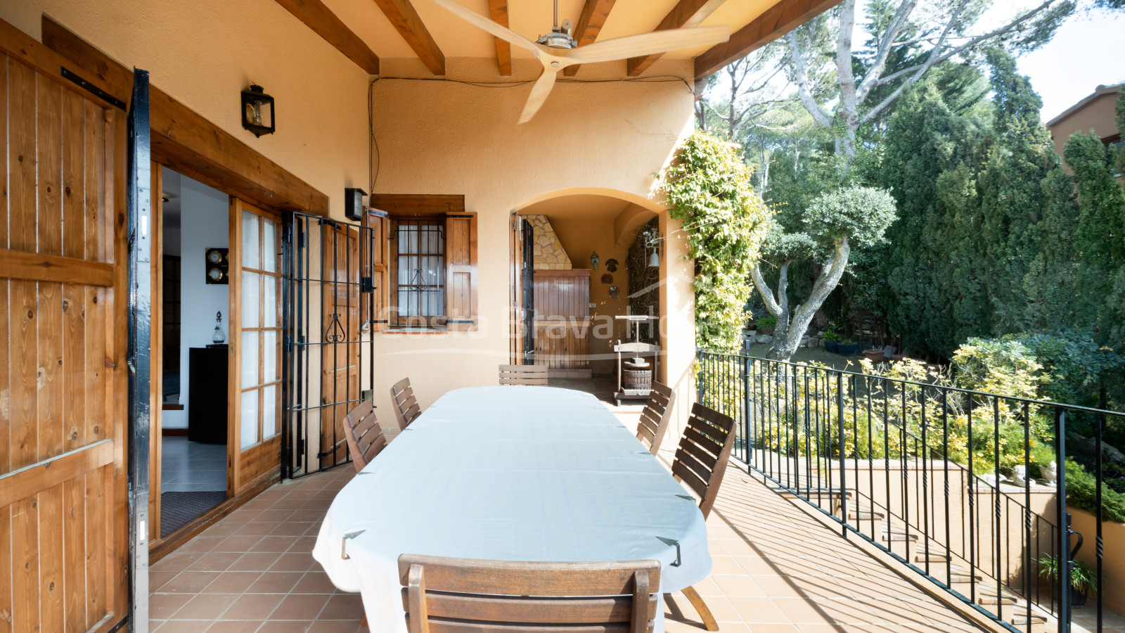 Maison de style méditerranéen à vendre à Tamariu avec beaucoup de terrain et jardin avec piscine