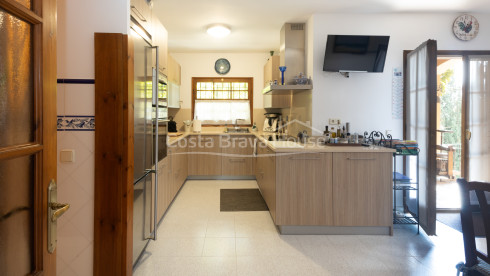 Huis in mediterrane stijl te koop in Tamariu met veel grond en tuin met zwembad