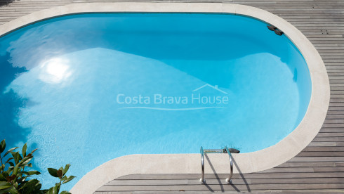 Maison de style méditerranéen à vendre à Tamariu avec beaucoup de terrain et jardin avec piscine