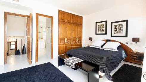 Huis in mediterrane stijl te koop in Tamariu met veel grond en tuin met zwembad
