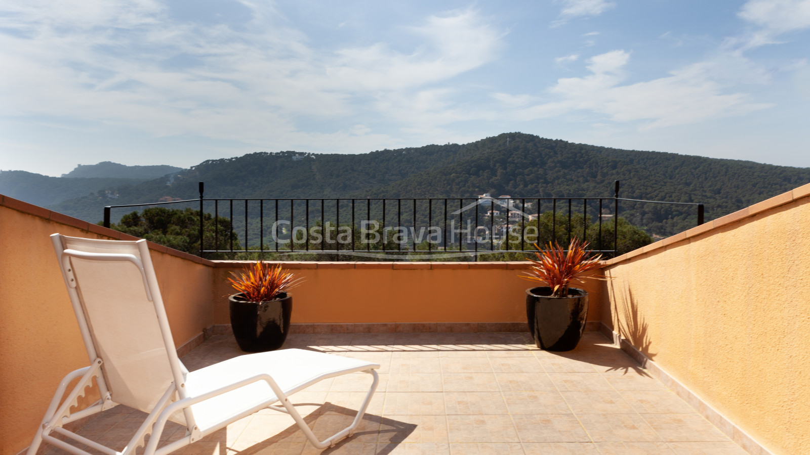 Maison de style méditerranéen à vendre à Tamariu avec beaucoup de terrain et jardin avec piscine