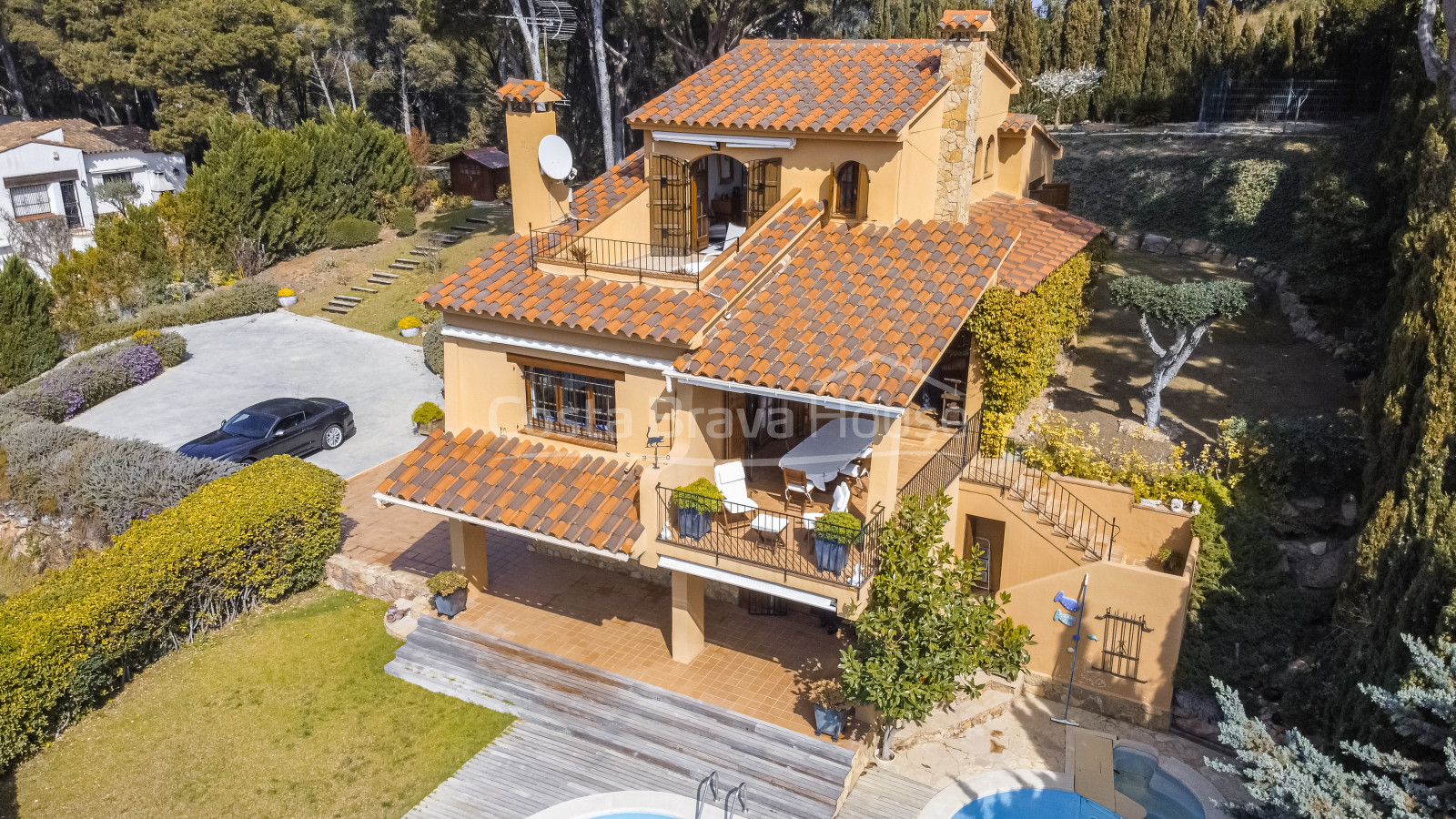 Casa de standing de estilo mediterráneo en venta en Tamariu con mucho terreno y jardín con piscina