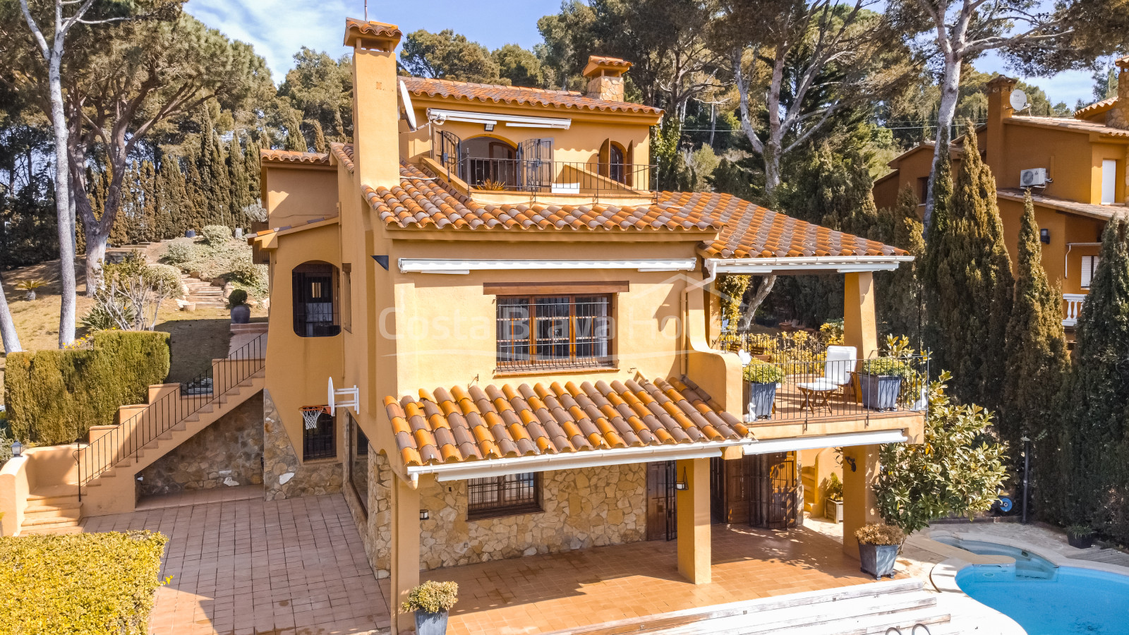 Casa de standing de estilo mediterráneo en venta en Tamariu con mucho terreno y jardín con piscina