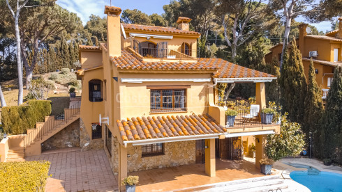 Mediterranean style house for sale in Tamariu with a lot of land and garden with swimming pool