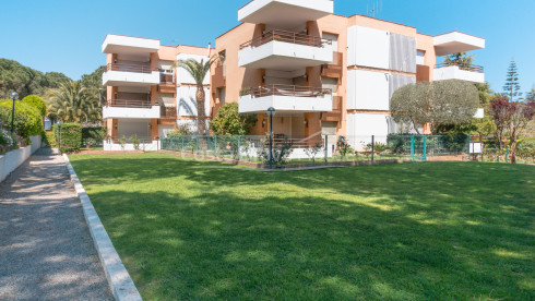 Apartment for sale in Calella, 10 min walk from the beach, with communal garden and pool
