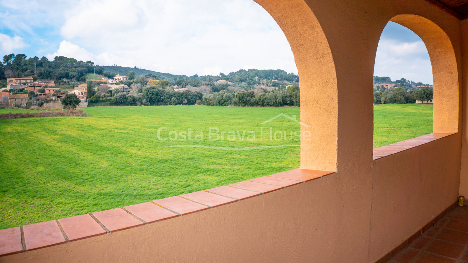 Property for sale in Foixà, very close to the castle, with large plot of land and 2 houses