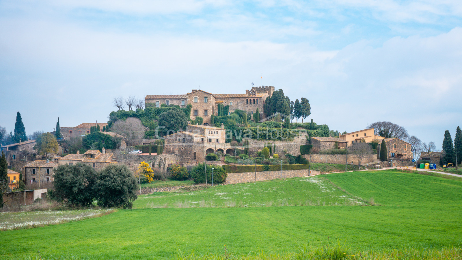 Propietat en venda als afores de Foixà, molt a prop del castell, amb gran terreny i 2 cases