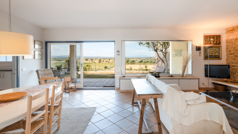 Maison de style semi-rustique à vendre à Bellcaire avec jardin, piscine et vue sur l'Empordà.