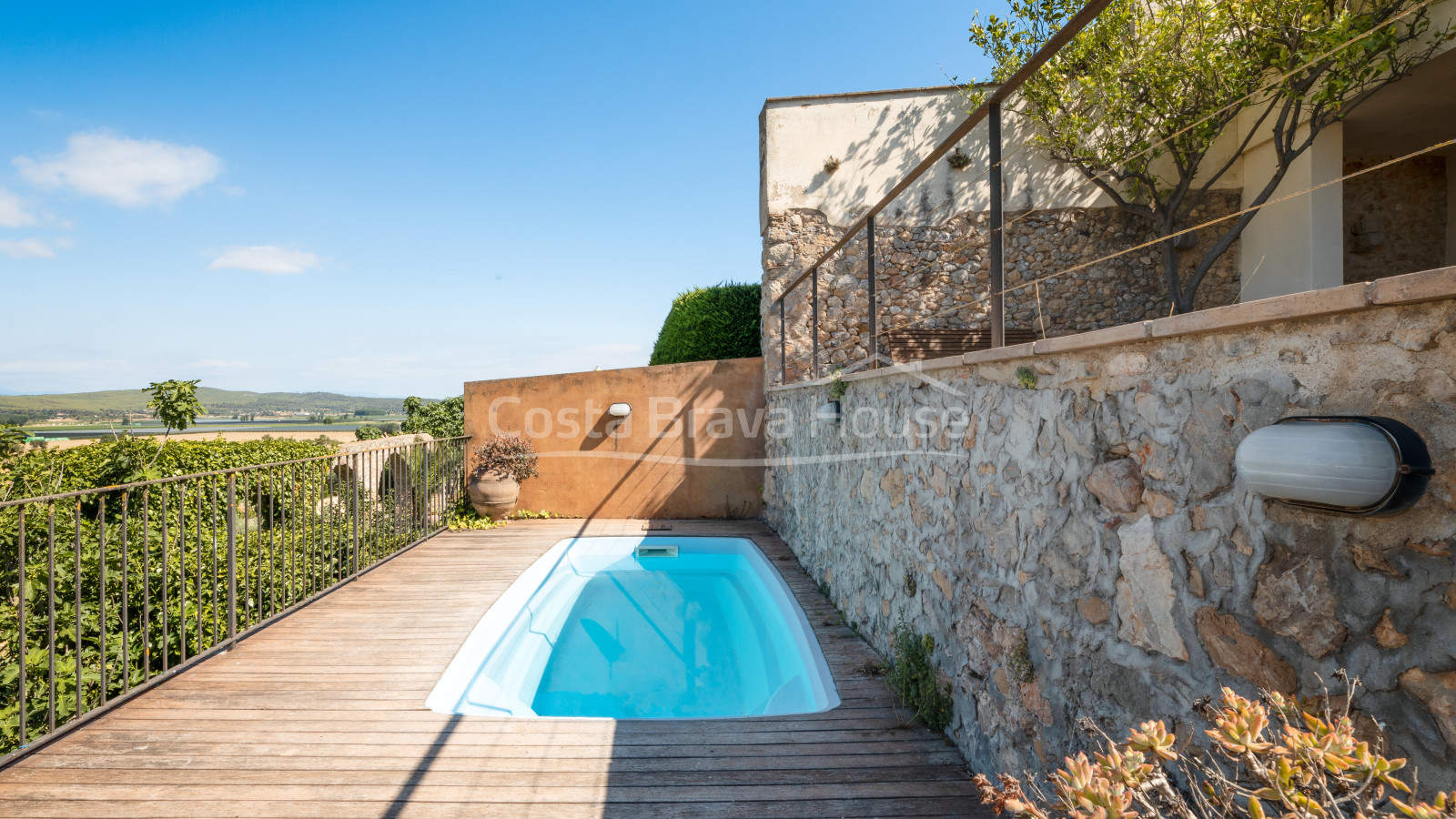 Casa semirústica en venta en Bellcaire con jardín, piscina y preciosas vistas al Empordà