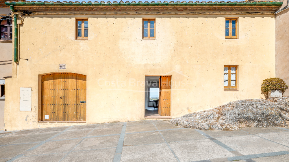 Casa semirústica en venta en Bellcaire con jardín, piscina y preciosas vistas al Empordà