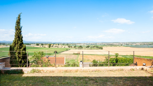 Casa semirústica en venta en Bellcaire con jardín, piscina y preciosas vistas al Empordà