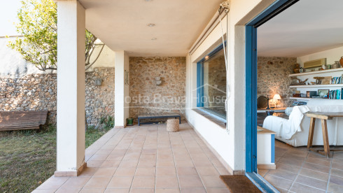Maison de style semi-rustique à vendre à Bellcaire avec jardin, piscine et vue sur l'Empordà.