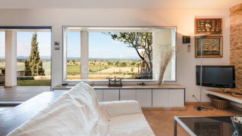 Casa semirústica en venta en Bellcaire con jardín, piscina y preciosas vistas al Empordà
