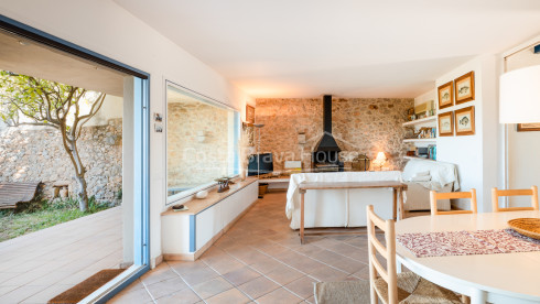 Casa semirústica en venta en Bellcaire con jardín, piscina y preciosas vistas al Empordà