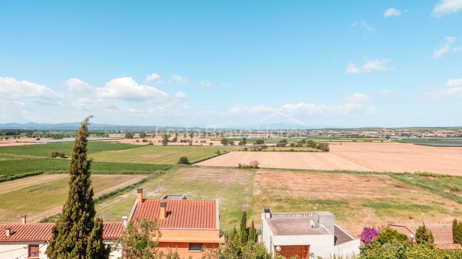 Casa semirústica en venta en Bellcaire con jardín, piscina y preciosas vistas al Empordà
