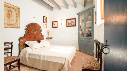 Maison de style semi-rustique à vendre à Bellcaire avec jardin, piscine et vue sur l'Empordà.