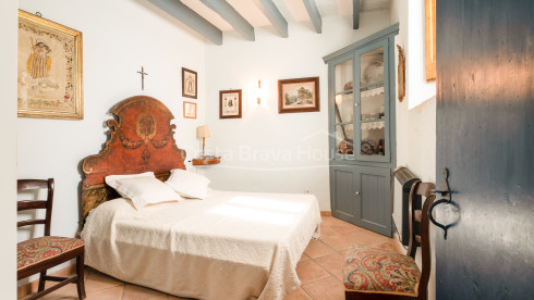 Semi-rustic style house for sale in Bellcaire with garden, pool and views of the Empordà