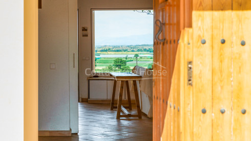 Semi-rustic style house for sale in Bellcaire with garden, pool and views of the Empordà
